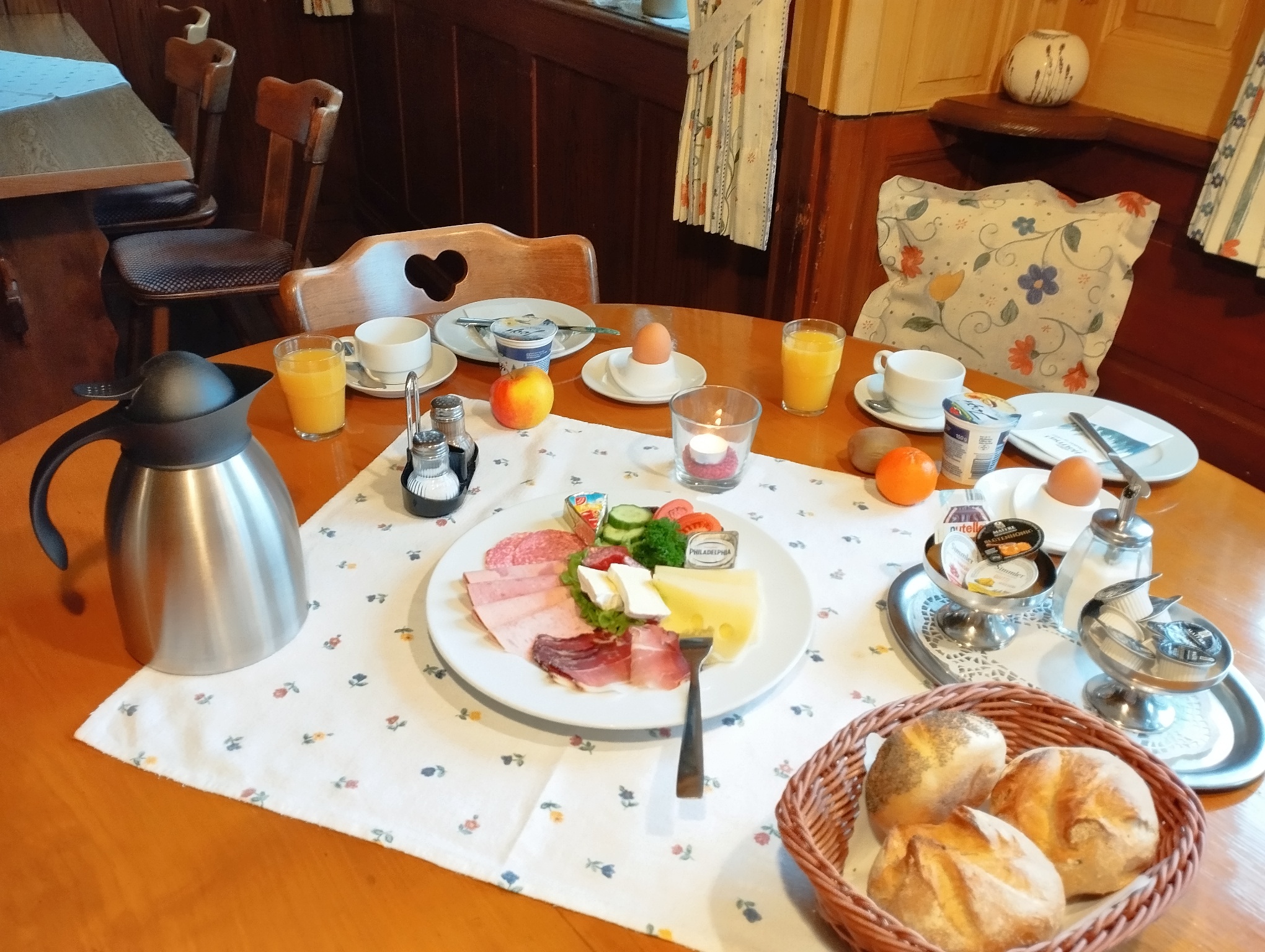 Reichhaltiges Frühstück in der historischen Bauernstube